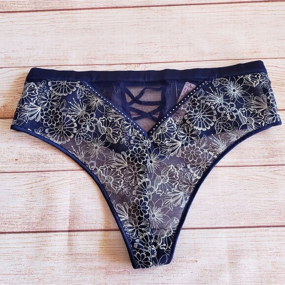 NWT Victoria's Secret Luxe Criss-Cross Metallic Embroidered Mesh Thong Panty - Picture 1 of 3